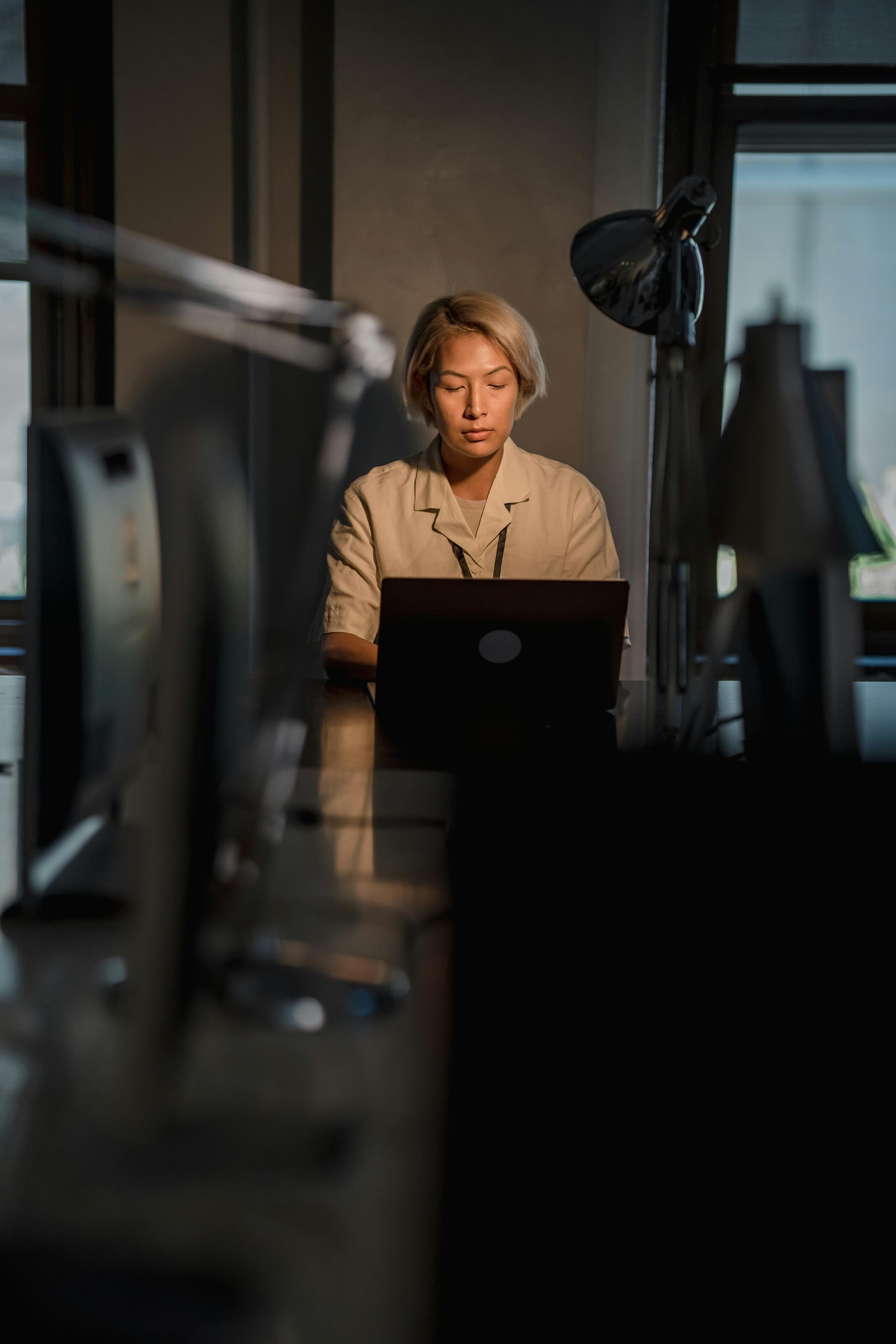 Kvinde arbejder ved sin computer