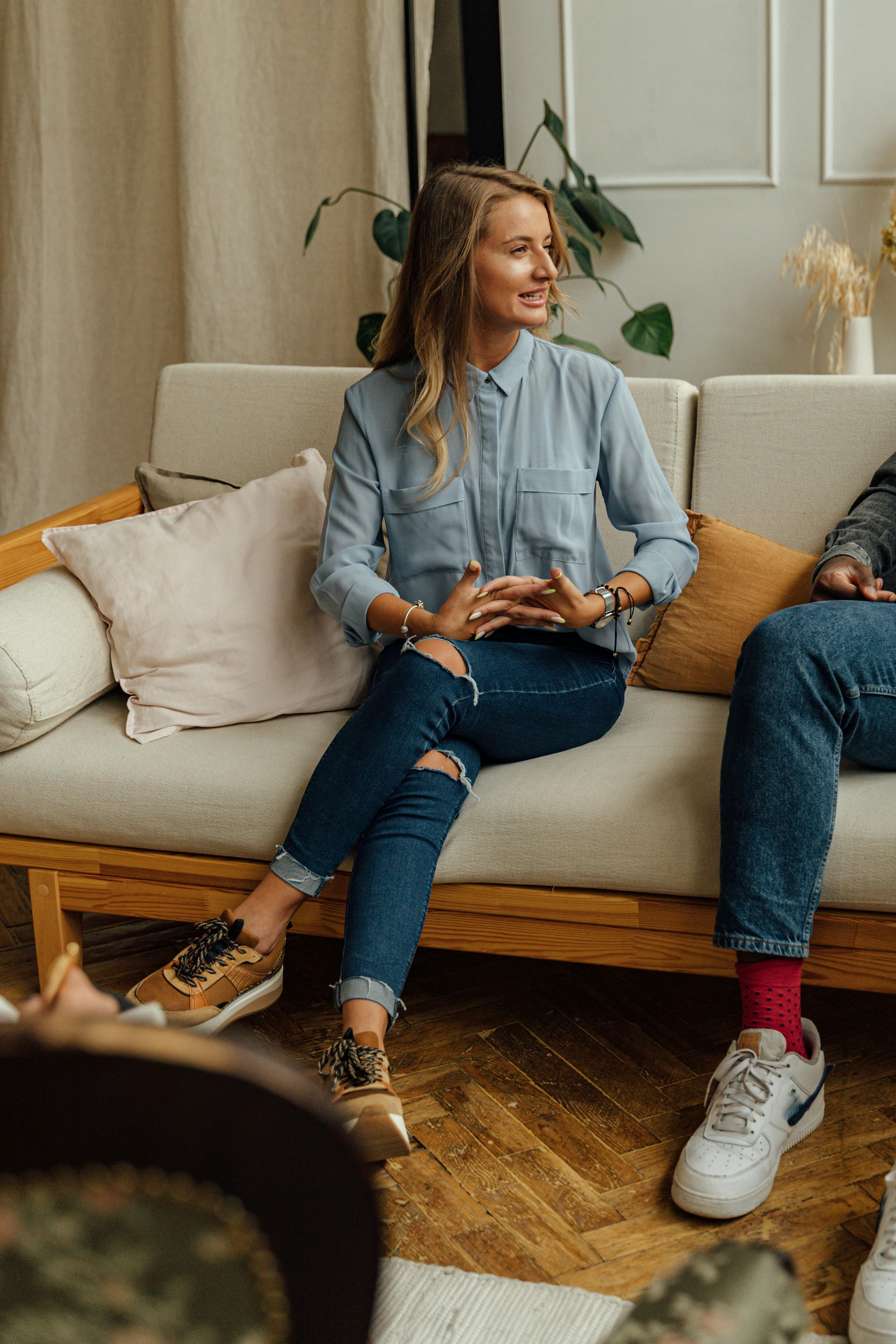 Kvinde i en sofa i samtale med en kollega