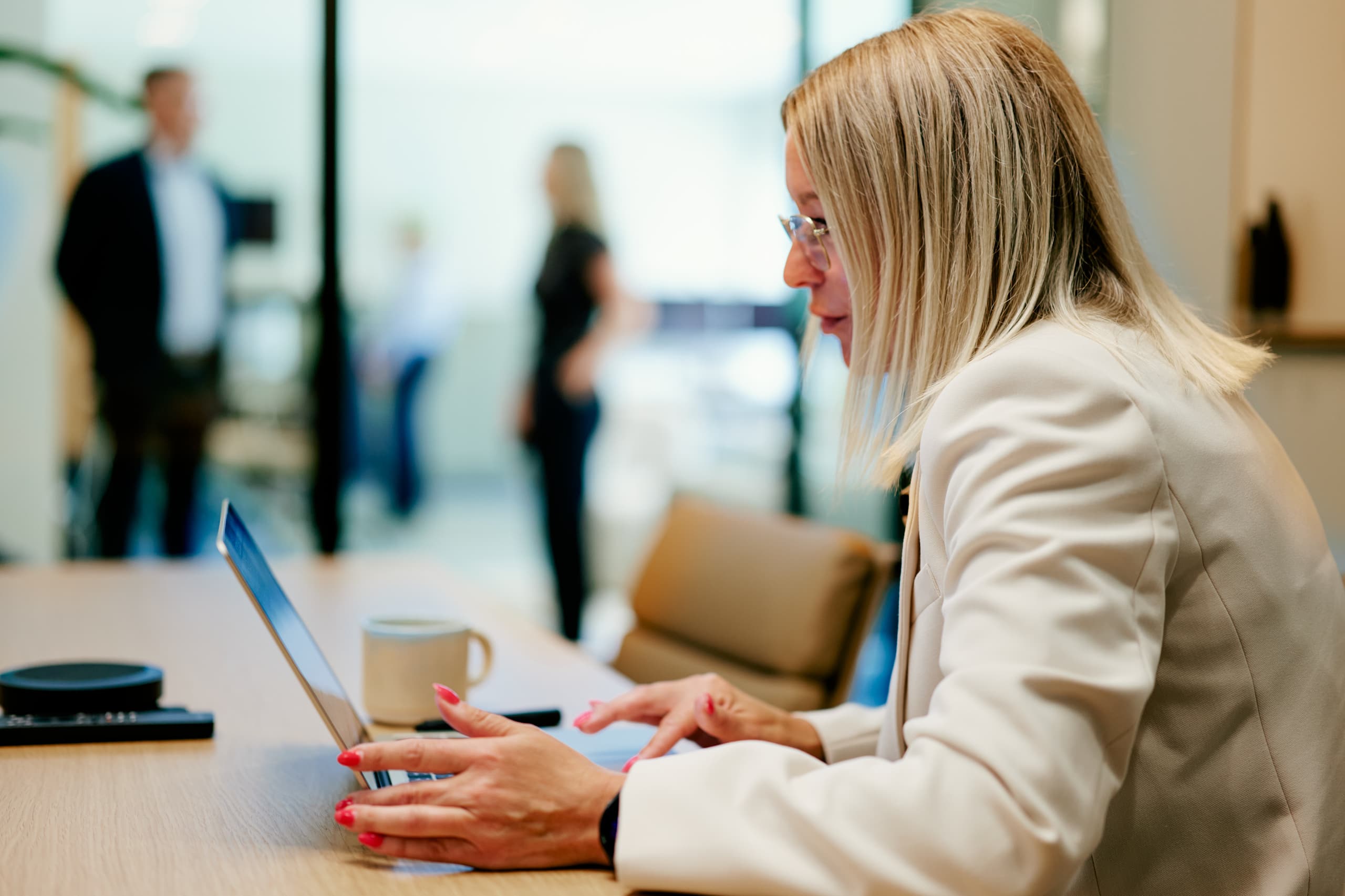 Kvinde arbejder på sin bærbare computer på et kontor